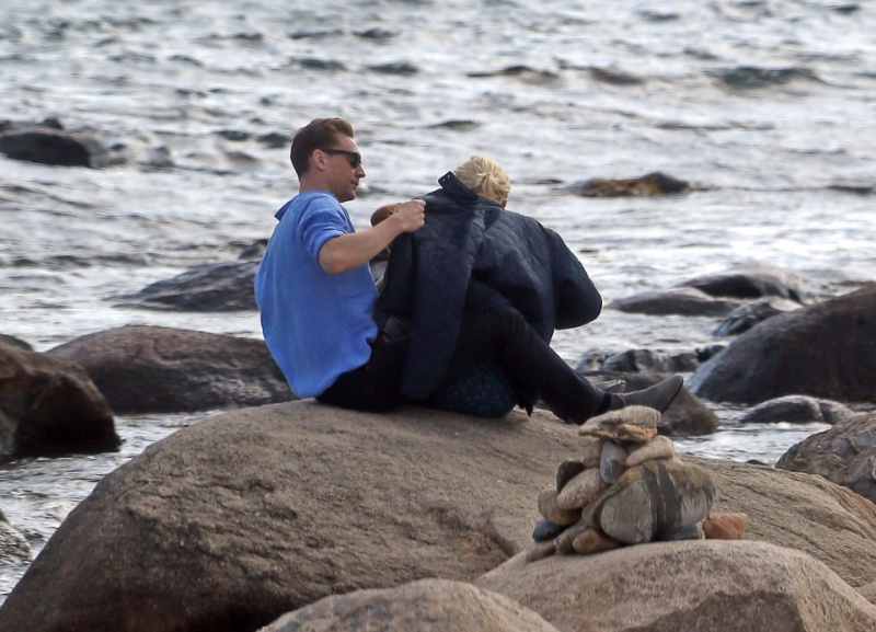 Taylor Swift and Tom Hiddleston gets into a romantic embrace on the beach Nintch12