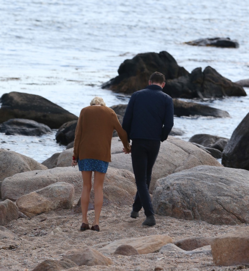 Taylor Swift and Tom Hiddleston gets into a romantic embrace on the beach Nintch13