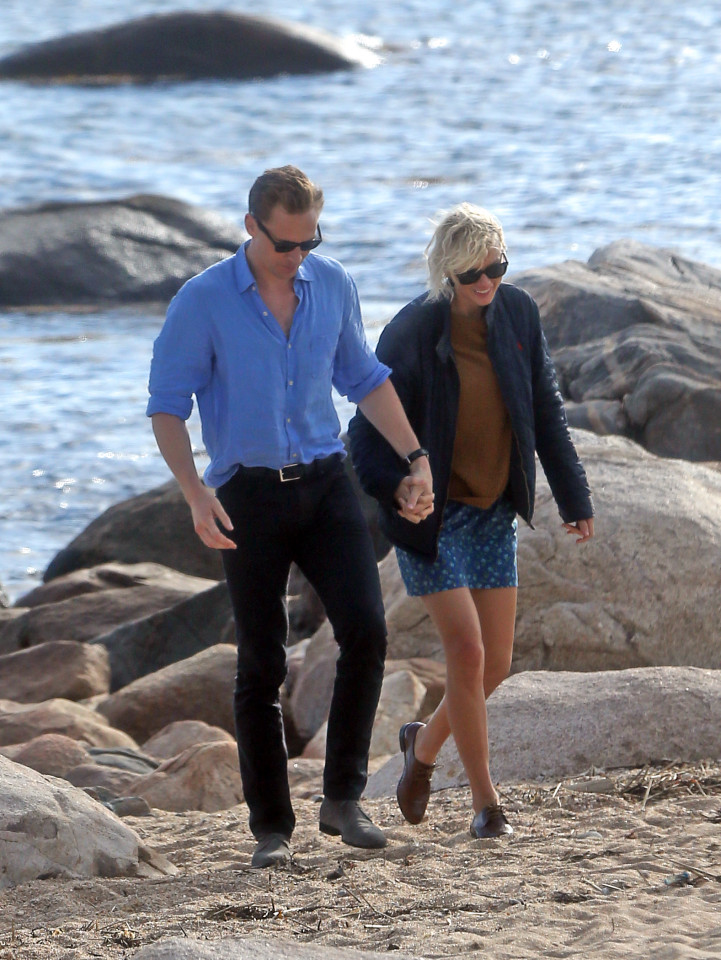Taylor Swift and Tom Hiddleston gets into a romantic embrace on the beach Nintch15