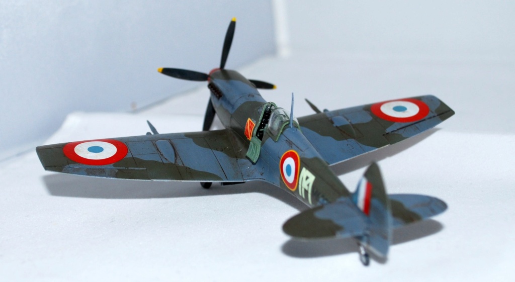 Série de Spitfire Mk.IX français Eduard 1/72 final au 20/12 Dsc_0476