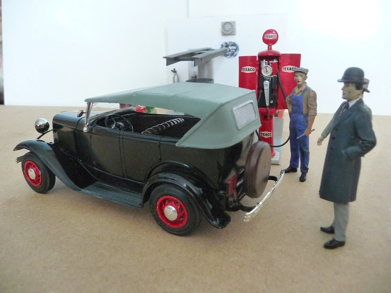 AMT ERTL - 1/25 - 1932 FORD PHAETON  1er modèle équipé d'un nouveau moteur V8   P1060826