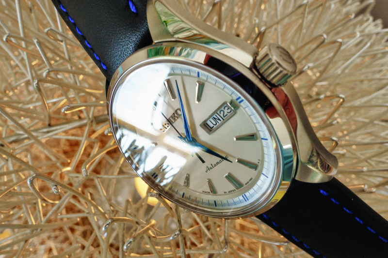 Choix d'une montre avec cadran blanc et aiguilles bleues - Page 4 Dsc09612