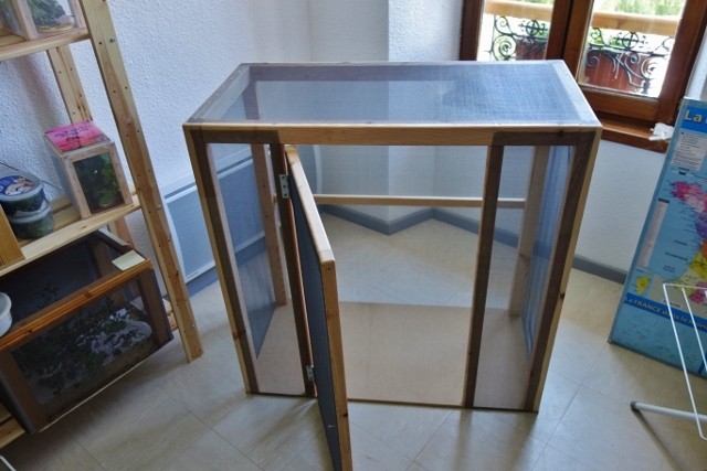 Exemple de fabrication d'une mini volière d'intérieur Dsc00519