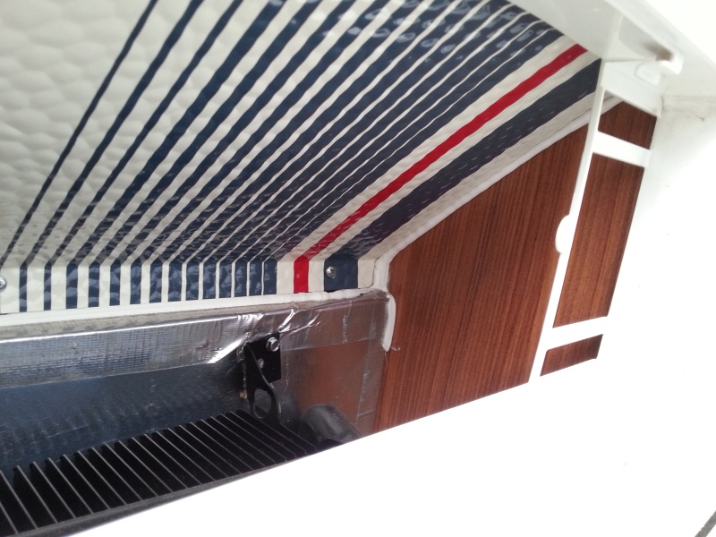 Espace de ventilisation au dessus du frogo devient tres chaud et emet un gaz a l'interieure ((Prolite evasion 2013)) 2013-111