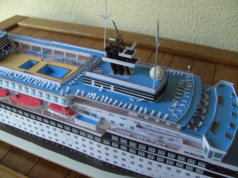 Fertig - Kreuzfahrtschiff "Horizon" im Maßstab 1:250 gebaut von Holzkopf - Seite 2 Bild1108