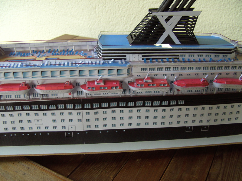 Fertig - Kreuzfahrtschiff "Horizon" im Maßstab 1:250 gebaut von Holzkopf - Seite 2 Bild1109