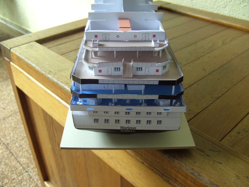 Fertig - Kreuzfahrtschiff "Horizon" im Maßstab 1:250 gebaut von Holzkopf Bild1766