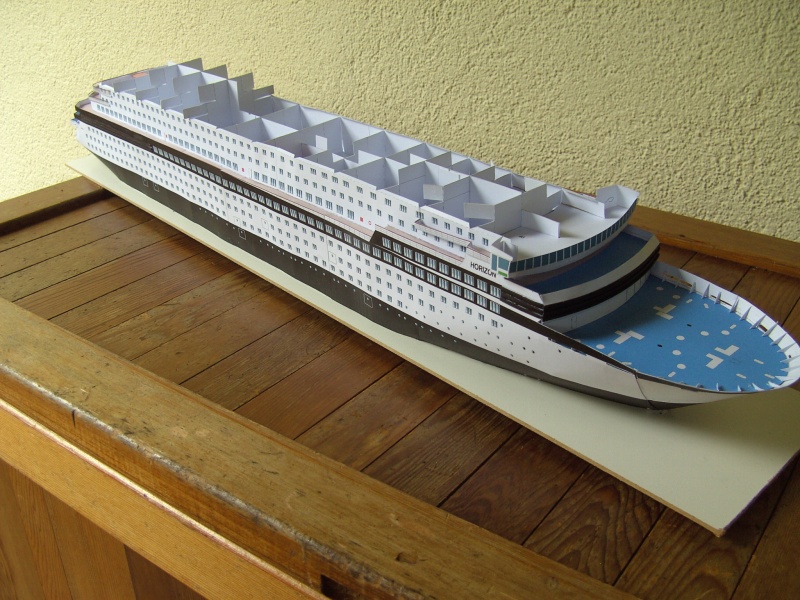 Fertig - Kreuzfahrtschiff "Horizon" im Maßstab 1:250 gebaut von Holzkopf Bild1767