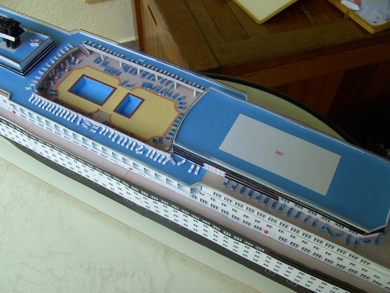 Fertig - Kreuzfahrtschiff "Horizon" im Maßstab 1:250 gebaut von Holzkopf - Seite 2 Bild1791