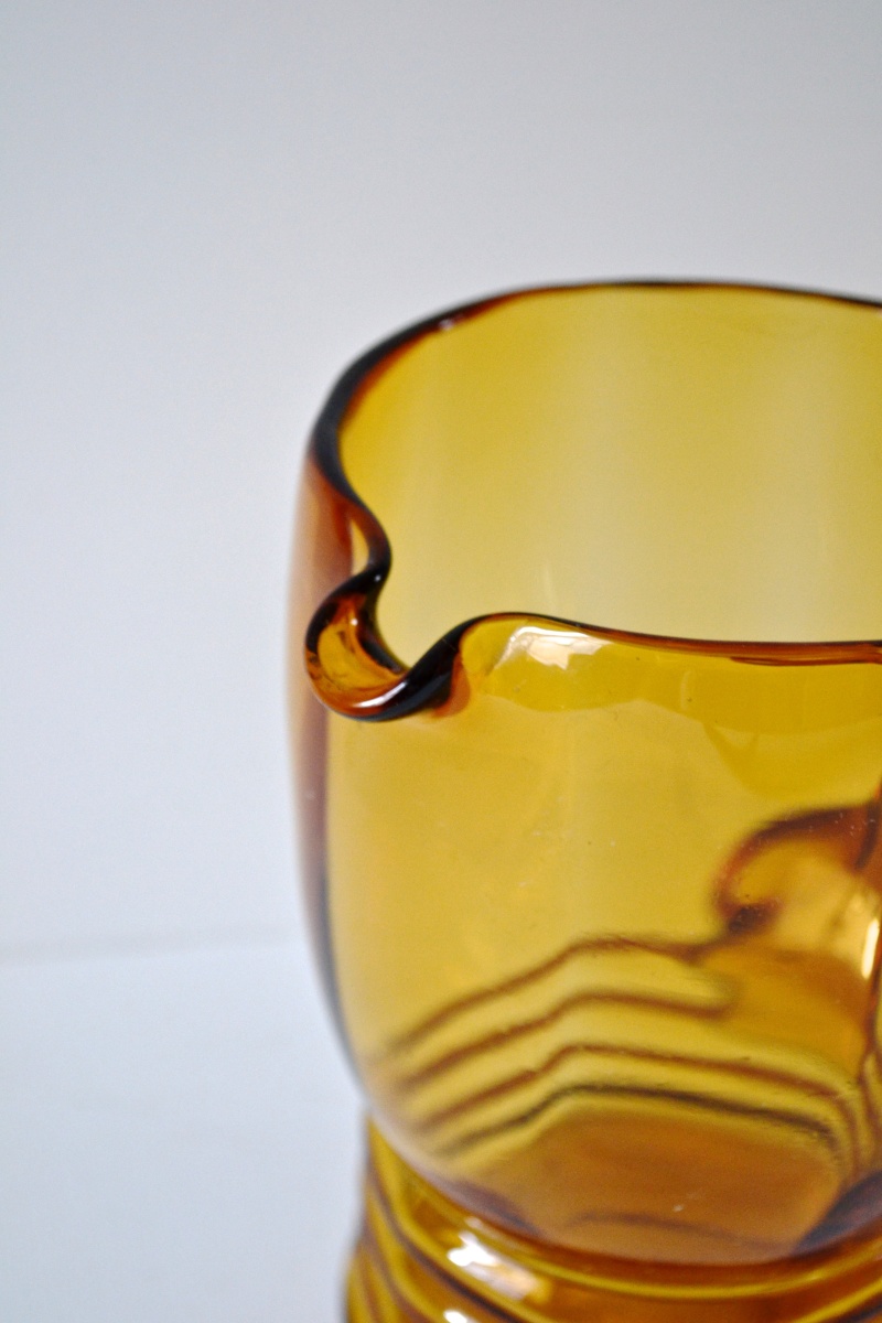 Amber pitcher - beehive design with ribbed base Dsc_0010