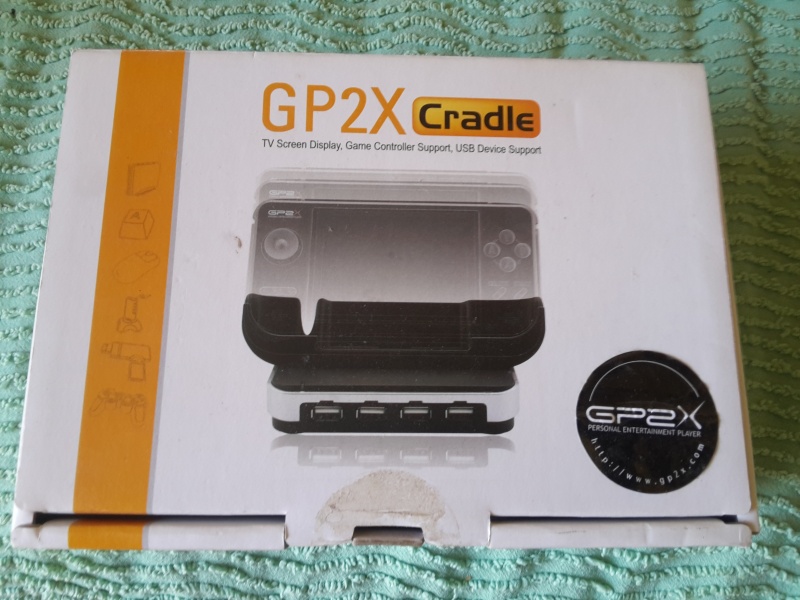 GP2X cradle + 1 GP2X F200 + 1 GP2X F100 20160728