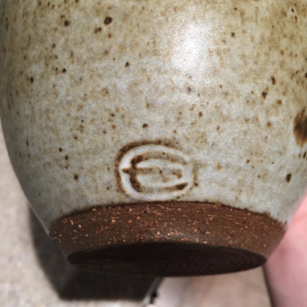 Studio pottery mark oval with an E Dfbqup11
