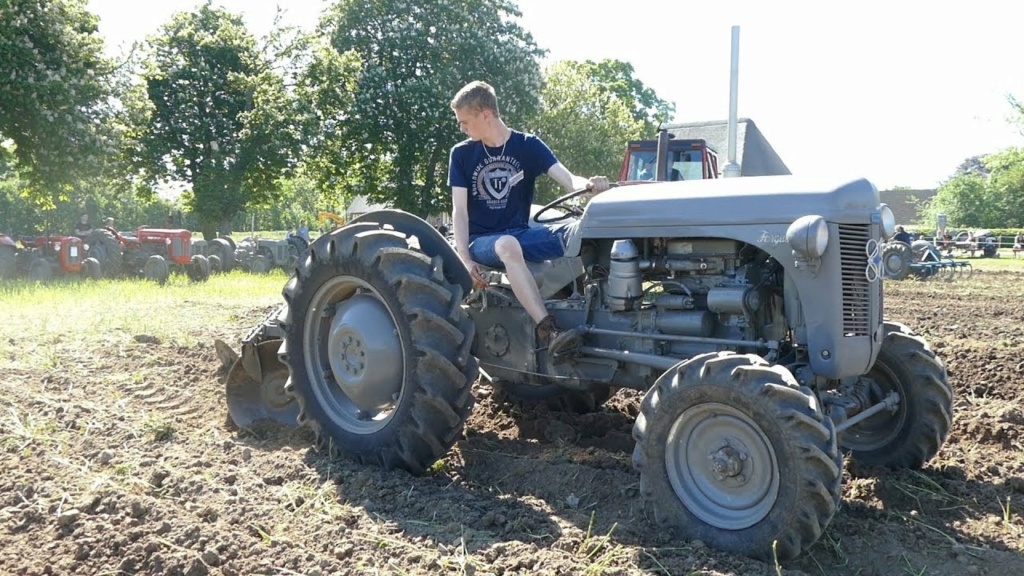 SELENE :Les tracteurs 4x4 à pont avant SELENE - Page 5 Mf_sel10