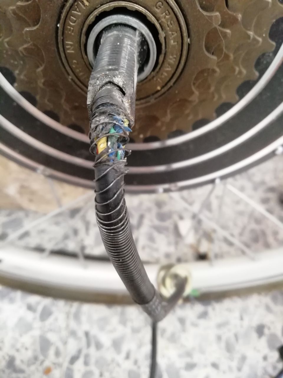 Cable roto junto al eje de la rueda Photo610
