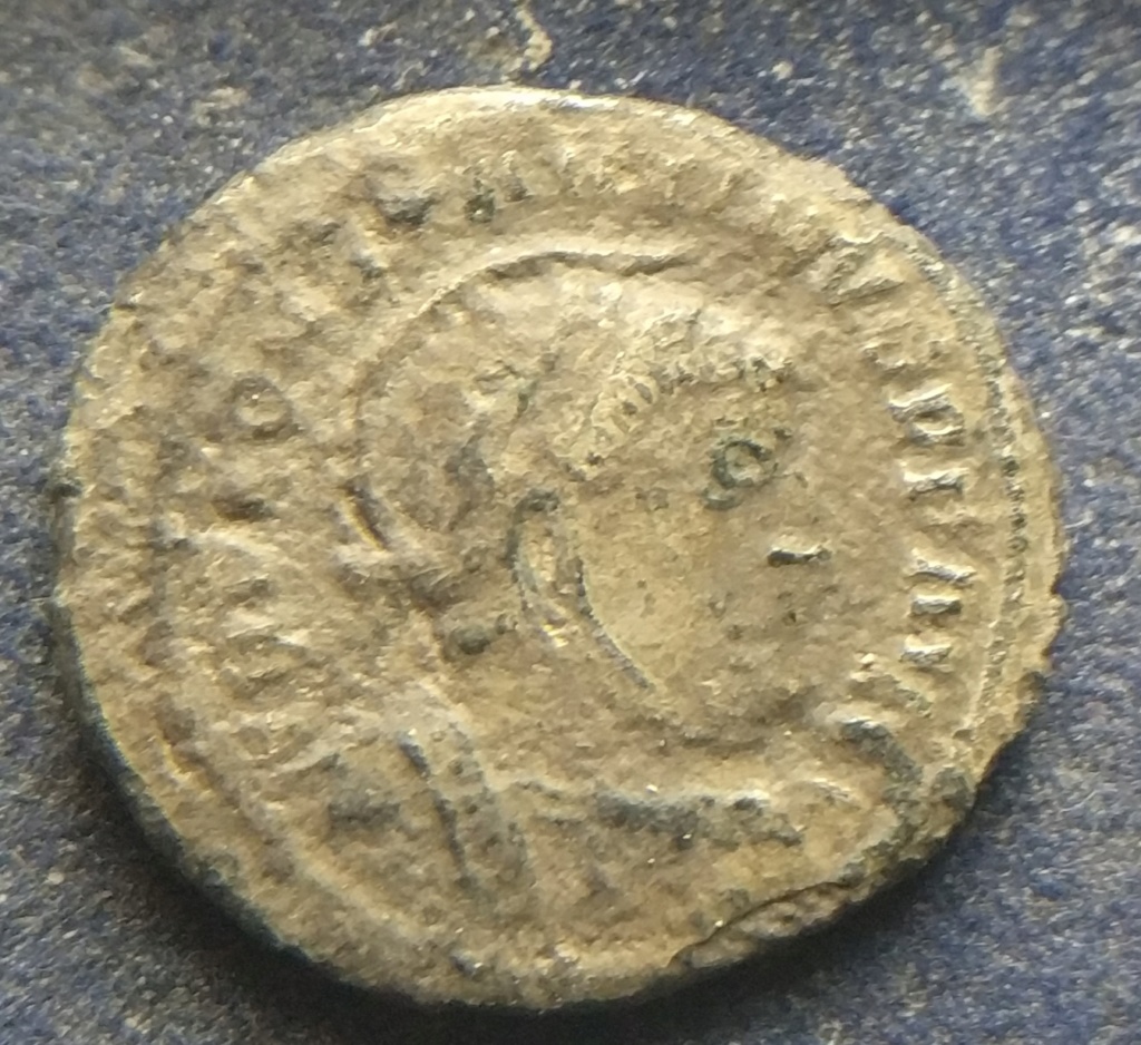 AE3 de Constantino I. VICTORIAE LAETAE PRINC PERP. Siscia Img_2013