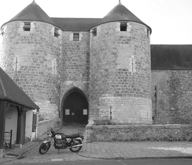 Photos de vous et de votre moto devant ....un château  - Page 21 Dscn2613