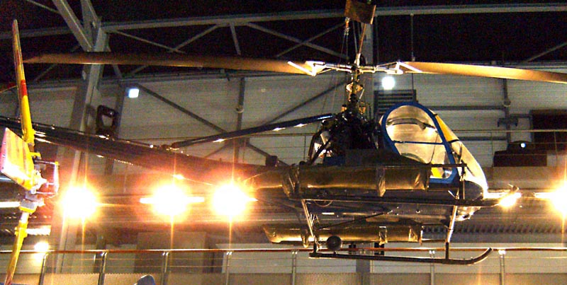 Hall Hélicoptère au Musée du Bourget ... Hiller10