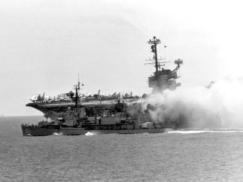 Incendie à bord du portes-avions USS Forrestal le 29.07.1967 Uss_ru10