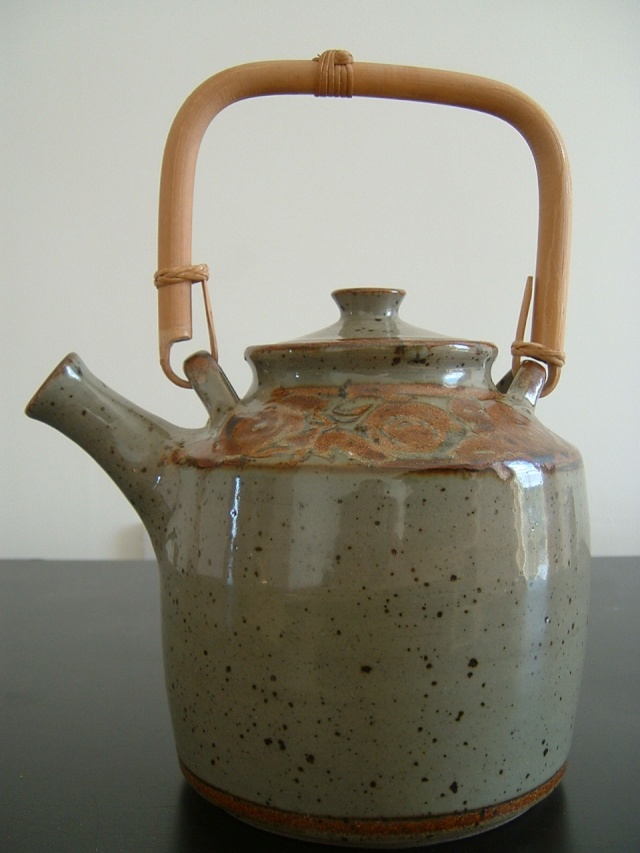 Leach Teapot ? - LA mark  Cornwa12