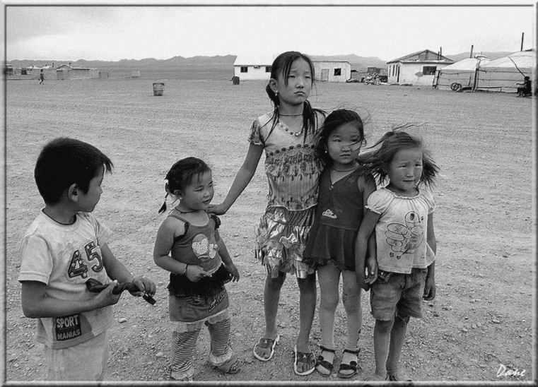 la Mongolie...Village désolé, les enfants , 1_mong23