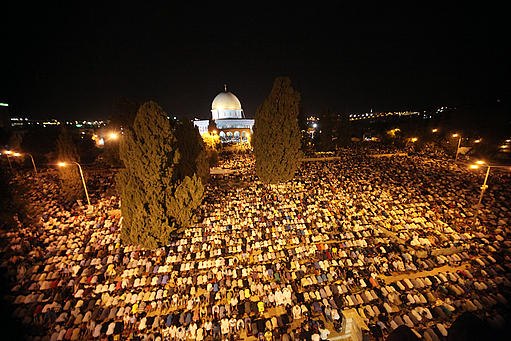 نصف مليون مصلٍ يحيون ليلة القدر بالمسجد الاقصى 42752210