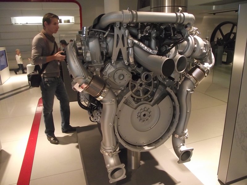 MAN V8-Motor 2011_062