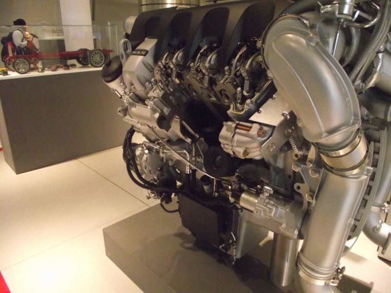 MAN V8-Motor 2011_063