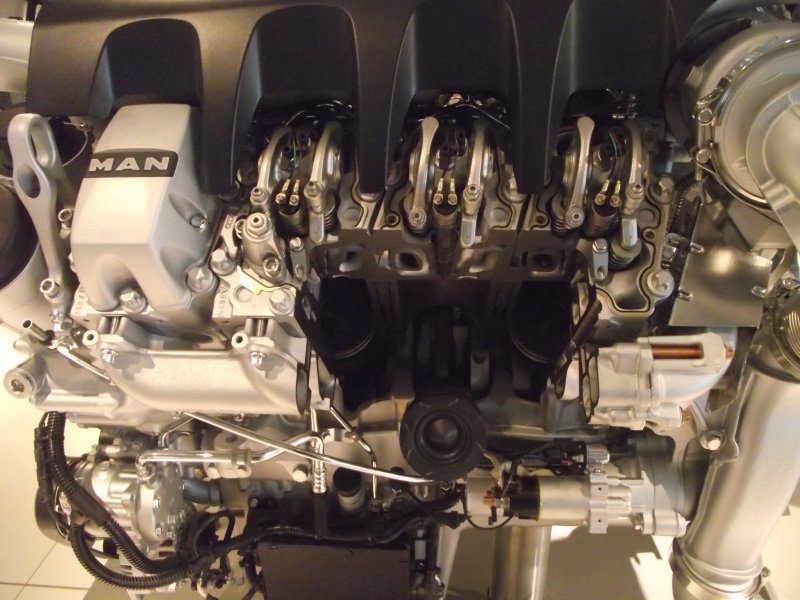 MAN V8-Motor 2011_064