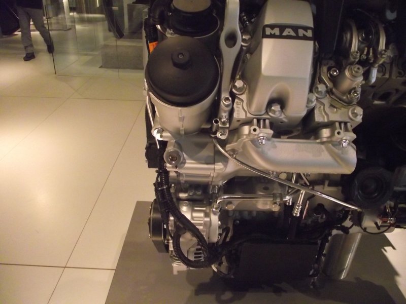 MAN V8-Motor 2011_065