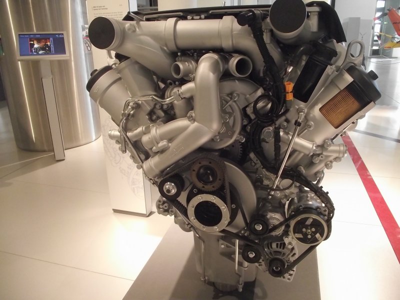 MAN V8-Motor 2011_066