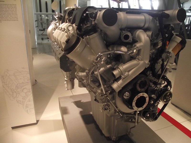 MAN V8-Motor 2011_067