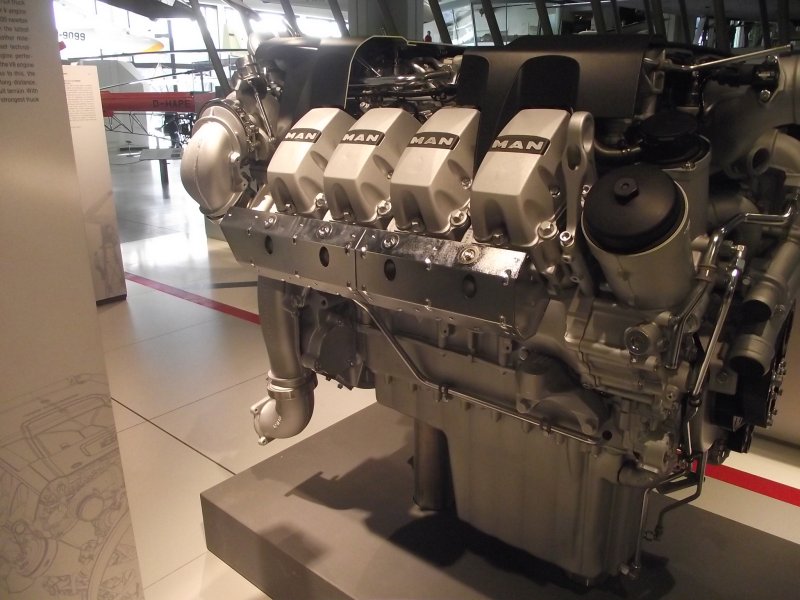 MAN V8-Motor 2011_068