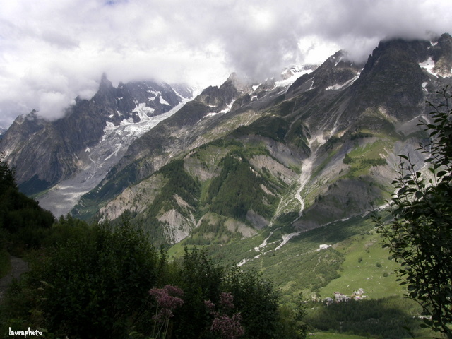 Massiccio del monte Bianco e ghiacciaio della Brenva P8031211