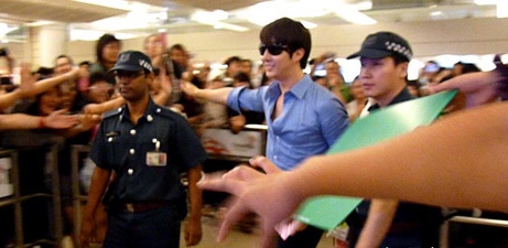 [photos] Hyung Jun at Changi Airport SG Hyungj12