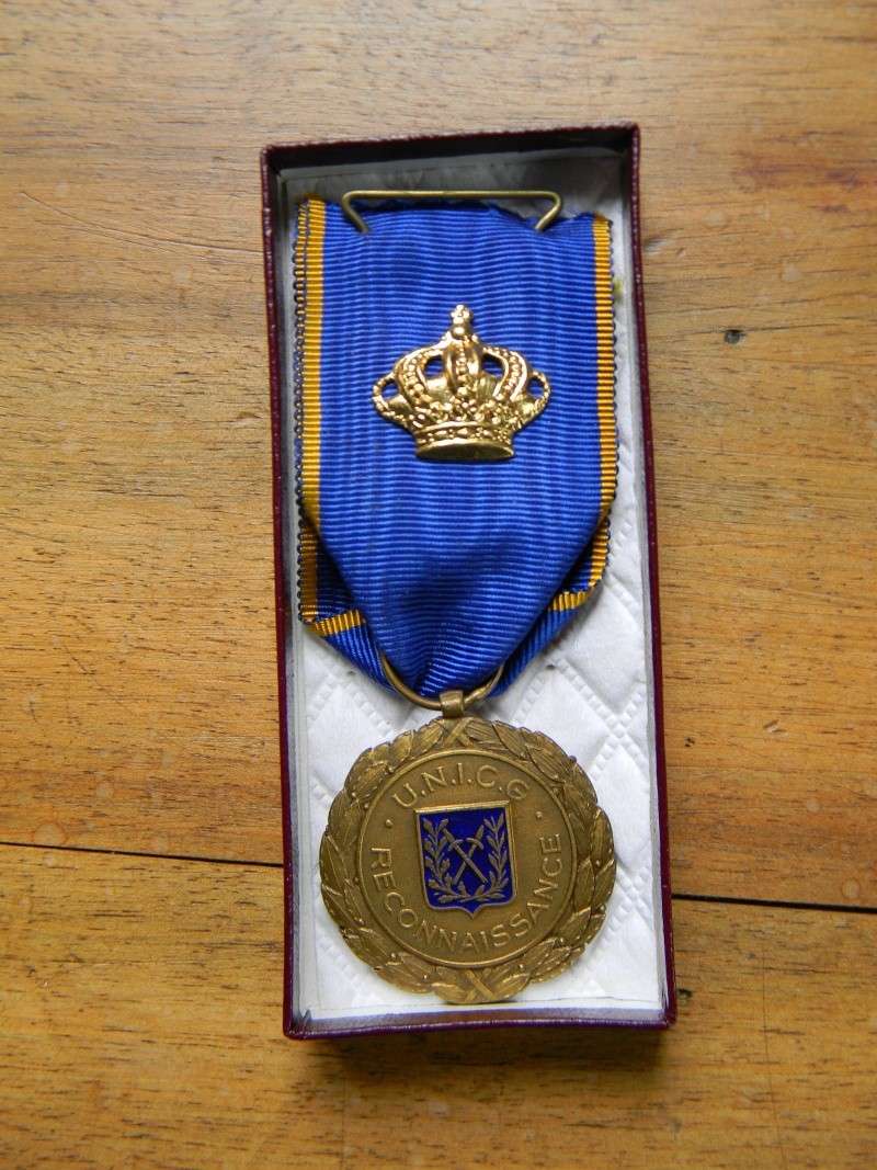 Uniformes et médailles de mon grand père. Bon_pa10