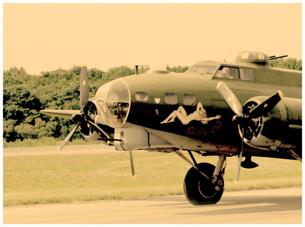 [01/07/2013] B17 Flying Fortress (G-BEDF) Sally B's - Page 2 Sally_18