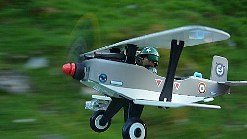 De magnifiques photographies de dioramas de Vols d'avions de chasse Playmobil. Avion-10