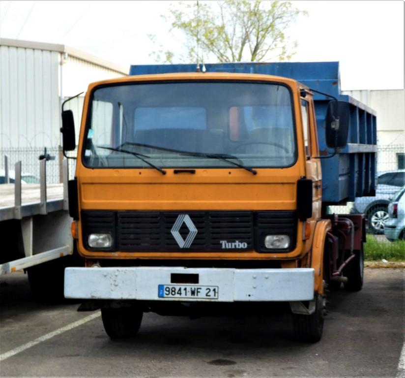 Renault  série G, M, S, JL, JK (moyens tonnages) - Page 11 P1000317