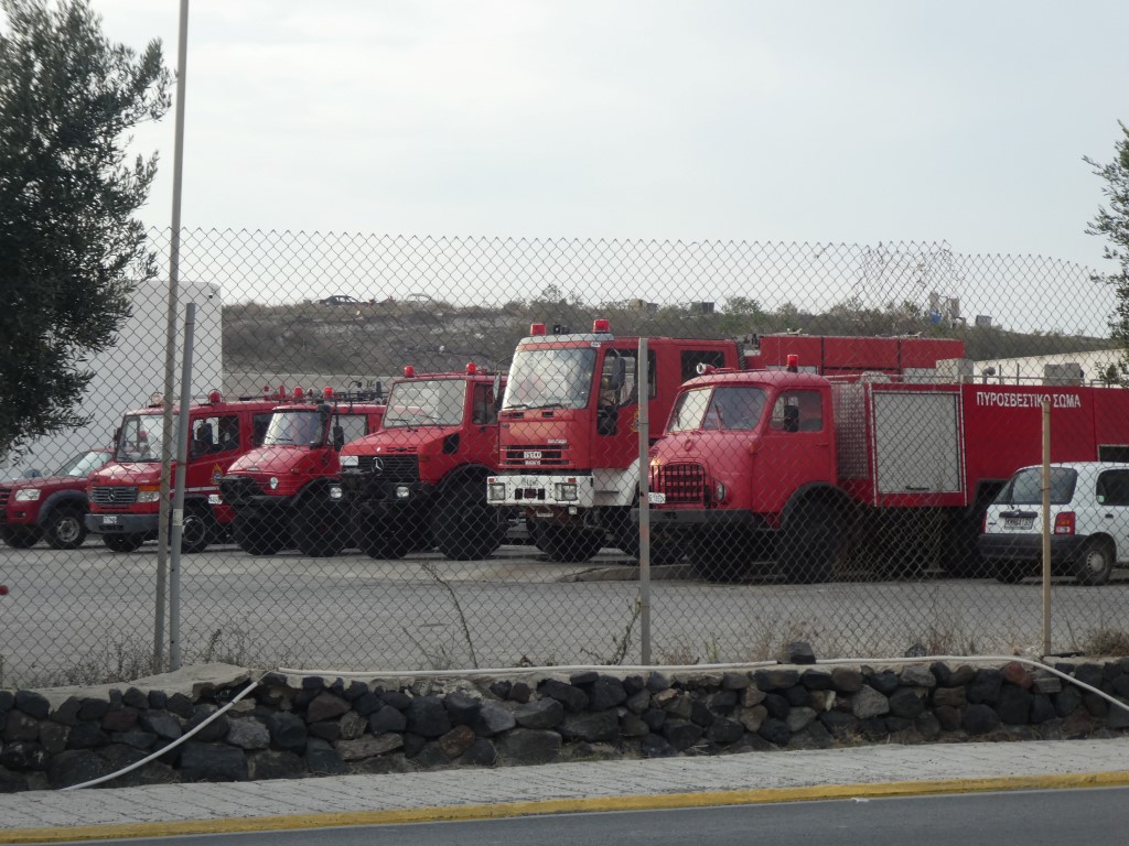 Camions de pompiers en Grèce (Île de Santorin) Santor16