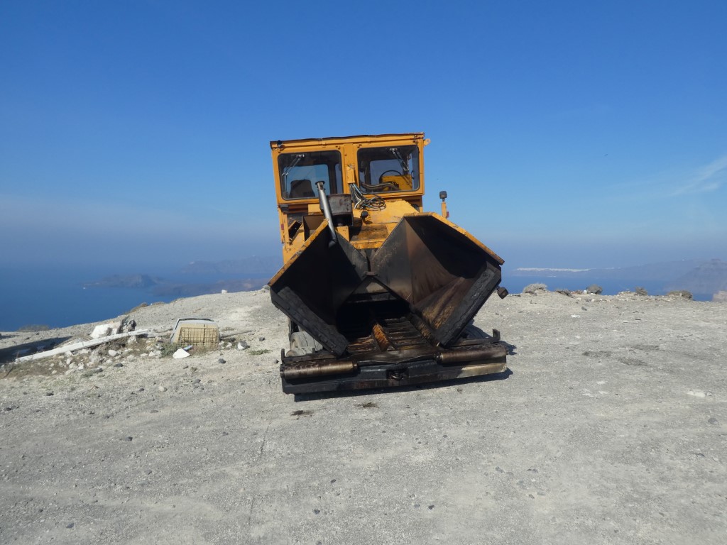 Divers engins de chantier pris en Grèce ( Île de Santorin )  Santor29