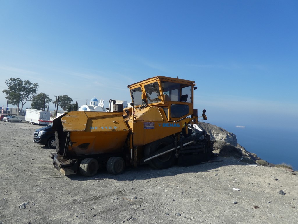 Divers engins de chantier pris en Grèce ( Île de Santorin )  Santor30