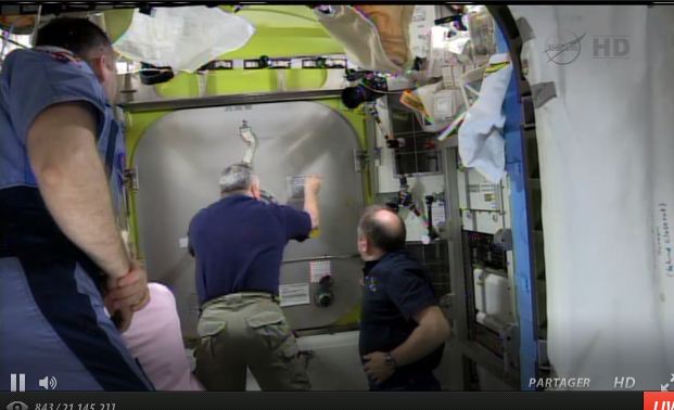 Expedition 36 (Déroulement de la mission) Dfg10