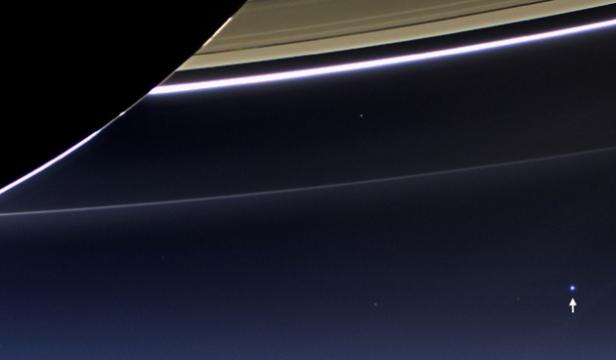 La Terre vue de Saturne: un petit point lumineux Terre_10