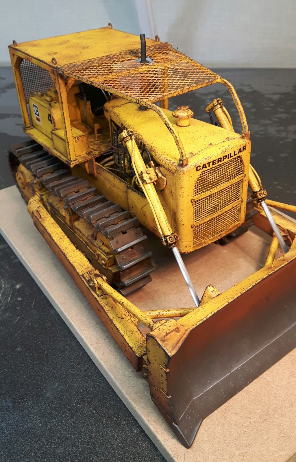 BULLDOZER CATERPILLAR AMT1/25 DIORAMA 20200126