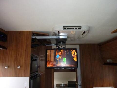 TV LED 21.5 " / 55 cm pas cher dans l'emplacement d'origine , ça PASSE !!!!!