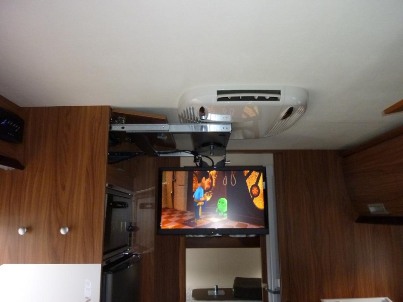 TV LED 21.5 " / 55 cm pas cher dans l'emplacement d'origine , ça PASSE !!!!! Tv210