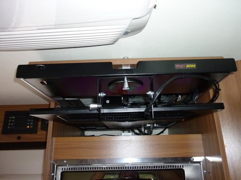 TV LED 21.5 " / 55 cm pas cher dans l'emplacement d'origine , ça PASSE !!!!! Tv310