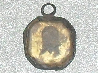 medalla con un cristal por detras  Sdc12816