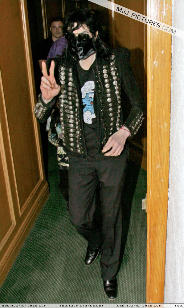 Michael deixa clínica em Beverly Hills (1/06/2009) 00121