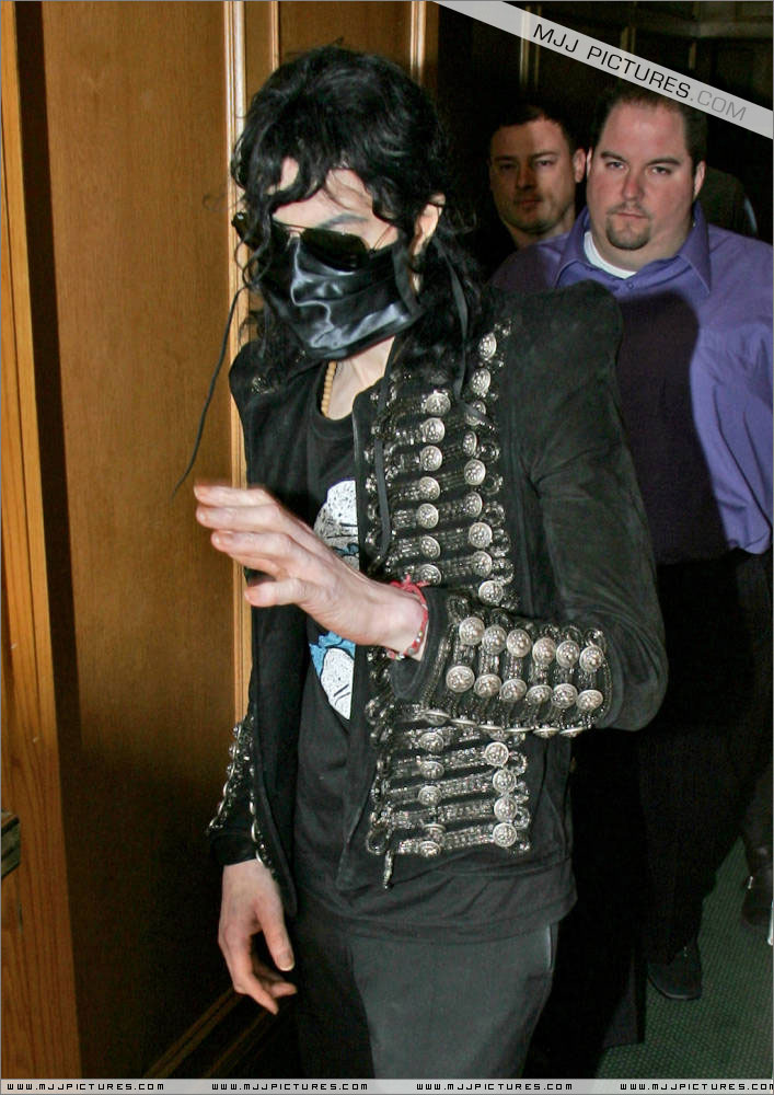 Michael deixa clínica em Beverly Hills (1/06/2009) 00320